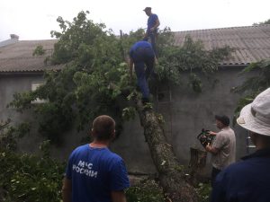 Спасатели Республиканской профессиональной поисково-спасательной службы приняли участие в ликвидации последствий града и урагана, обрушившихся на Беслан
