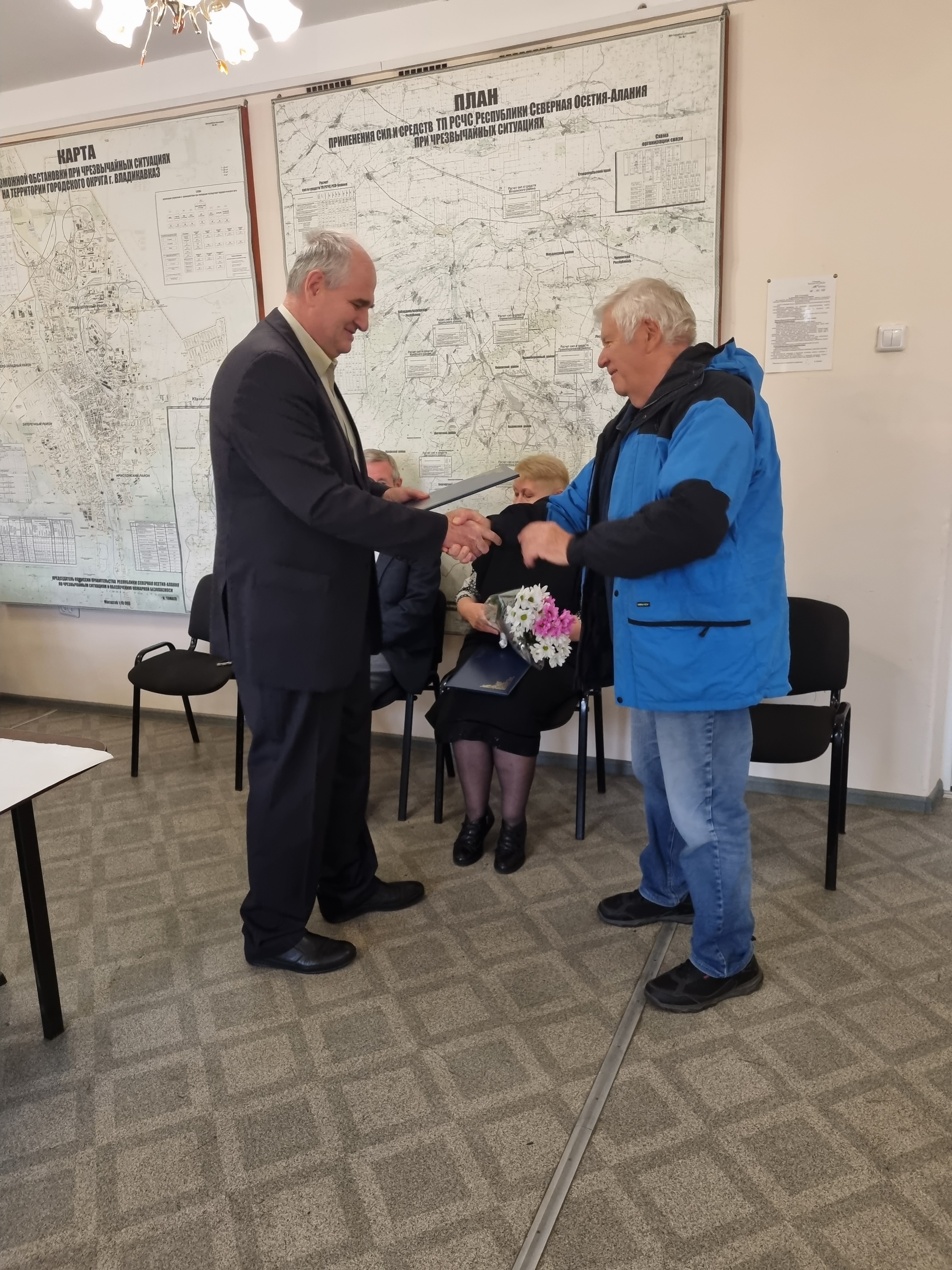 В Центре обеспечения деятельности по защите населения и территорий РСО-А от чрезвычайных ситуаций были вручены медали "90 лет Гражданской обороне" и "Маршал Василий Чуйков". 4 октября 2022 Гражданская